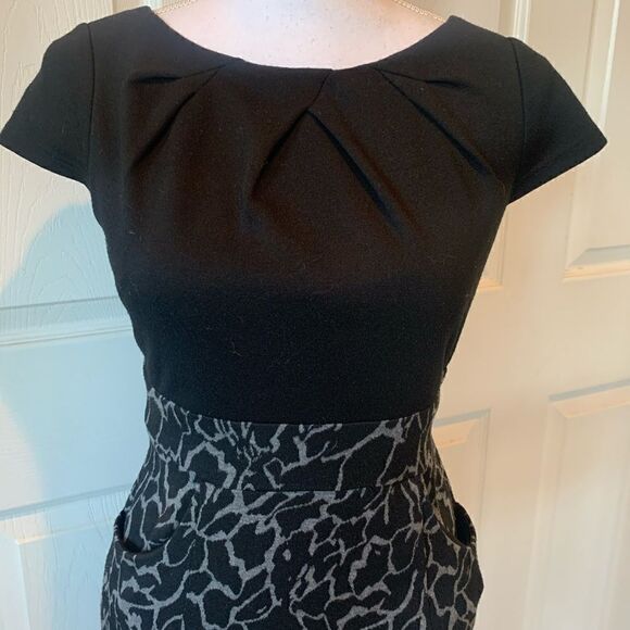 Adrianna Papell Cap Sleeve Marble Pattern Dress - Picture 2 of 10